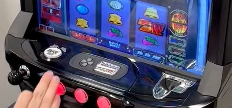 \u3010\u52d5\u753b\u3011\u6b21\u4e16\u4ee3\u30d1\u30c1\u30b9\u30ed\u7b50\u4f53_Sammy\u793e\uff08\u30d7\u30ec\u30bc\u30f3\u7528\u30c7\u30e2\u6a5f\uff09\uff5c\u300c\u65b0\u53f0\u5165\u66ff\u306e\u8ca0\u62c5\u524a\u6e1b\u300d\u300c\u5bb6\u30b9\u30ed\u7528\u306b\u9700\u8981\u3042\u308b\u300d\u7b49\u306e\u610f\u898b | \u3071\u3061\u3093\u3053\u30ad\u30e5\u30ec\u30fc\u30b7\u30e7\u30f3