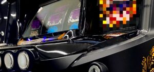 【画像】新台スマスロ『Lバジリスク絆3_絆改？』筐体チラ見せ始まる｜リールに天膳、丸ボタンで黒基調の枠色